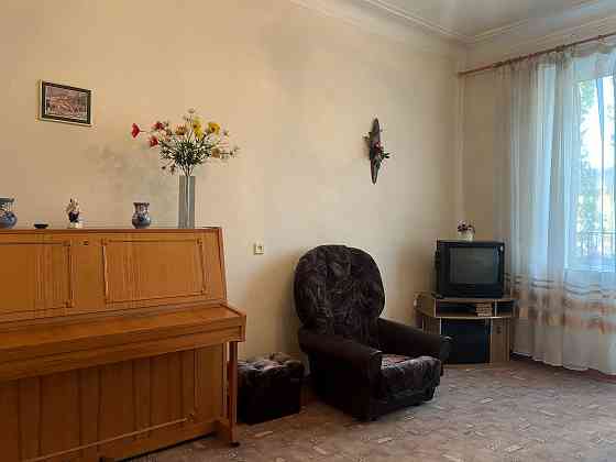 Драмтеатр. Двухкомнатная, сталинка, 55 кв. м, двусторонняя,5,8 млн. Донецк