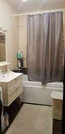 Сдаётся двухкомнатная студия (одна комната изолированная, другая отделена от кухни стеной наполовину Донецк