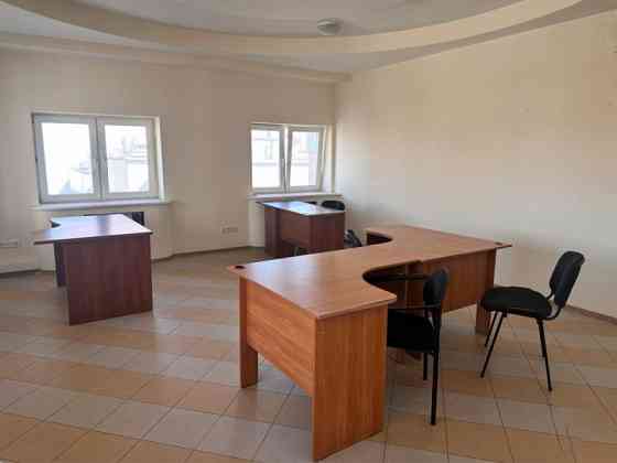 Предлагается в аренду современный офис площадью 86,6 кв. м. на 10 этаже престижного бизнес-центра. Донецк