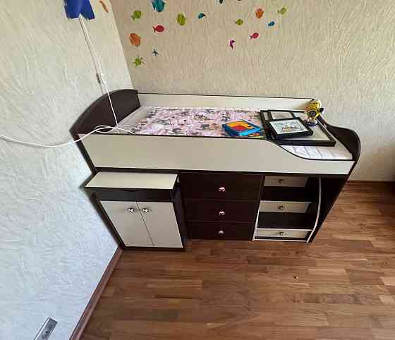 Продам детскую кровать со шкафами и столом Донецк