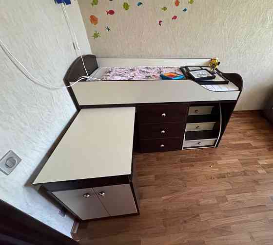 Продам детскую кровать со шкафами и столом Донецк