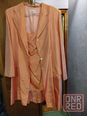 Костюмы коралловый и чёрный размер 50-52 Донецк - изображение 2