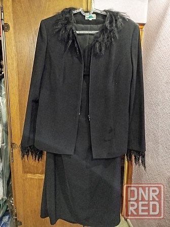 Костюмы коралловый и чёрный размер 50-52 Донецк - изображение 1