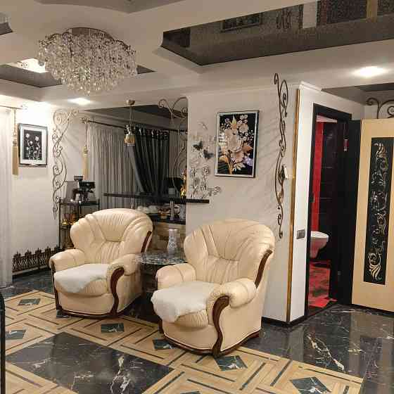 продам трешку на востоке с автономным отоплением в кооперативном доме с уютным двором и парковкой. Луганск