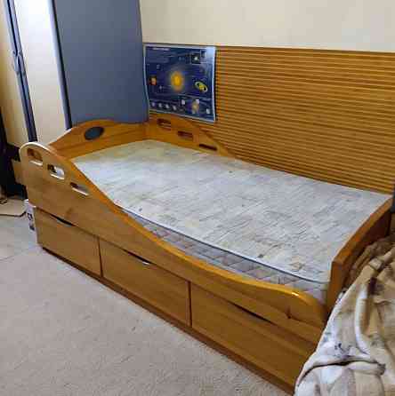 Кровать и письменный стол. Донецк