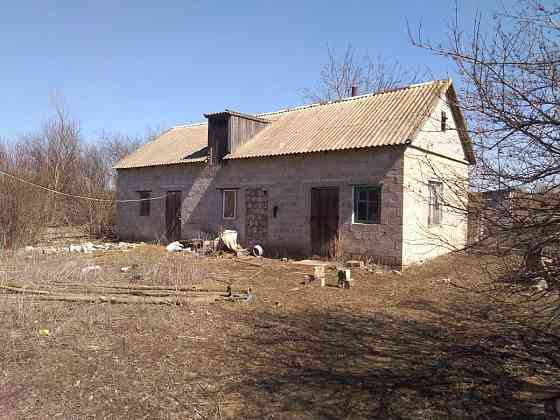 Продам землю с недостроенным домом. Докучаевск