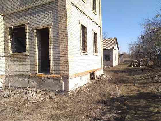 Продам землю с недостроенным домом. Докучаевск