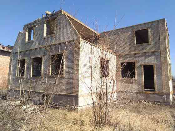 Продам землю с недостроенным домом. Докучаевск