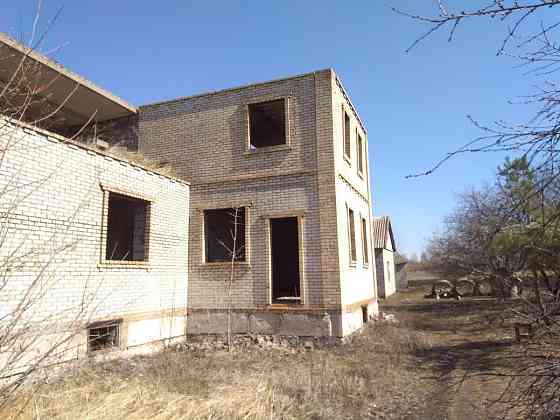 Продам землю с недостроенным домом. Докучаевск