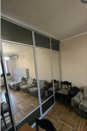 продается 2к кв на ратникова б-ц Калинина,мед. институт Донецк