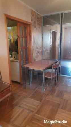 продается хорошпя 2к квартира на б-це Калинина,мед. институт Донецк