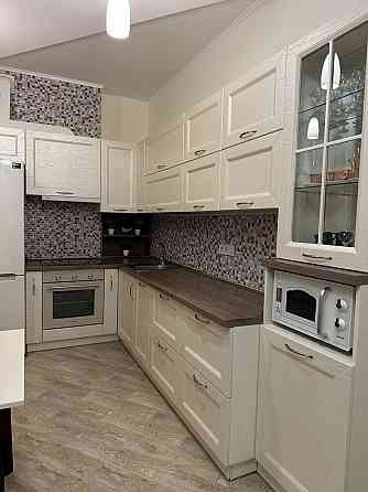 Предлагается рассмотреть аренду 1-комнатной просторной студии в центре города, на Набережной. Донецк