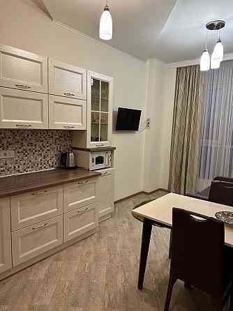 Предлагается рассмотреть аренду 1-комнатной просторной студии в центре города, на Набережной. Донецк