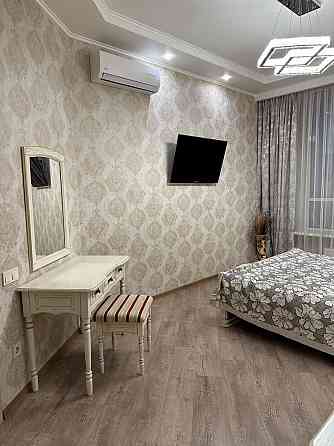 Предлагается рассмотреть аренду 1-комнатной просторной студии в центре города, на Набережной. Донецк