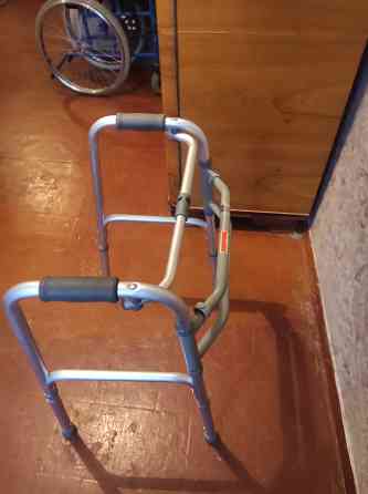 Продам инвалидную коляску и ходунки. Донецк