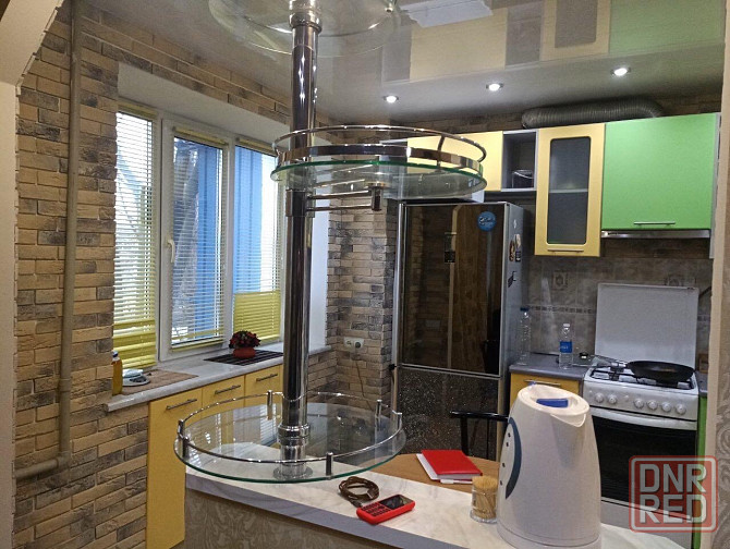 Универмаг " Донбасс", 2к. кв-ра, евроремонт, 3/4, ул. Куйбышева Донецк - изображение 2