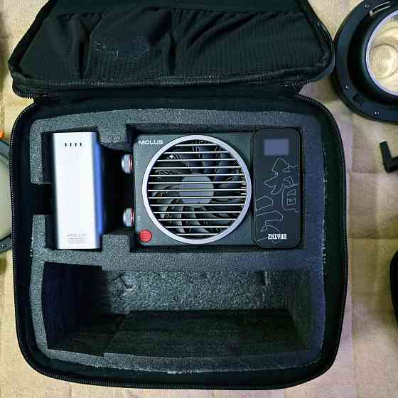 Продаю 3 осветителя Zhiyun Molus X100 Pro Kit (включая один комплект с рефлектором) Донецк