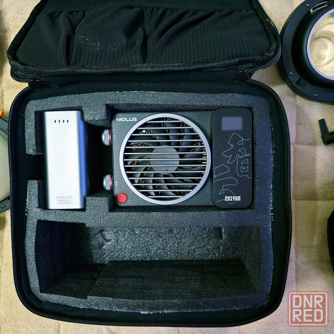 Продаю 3 осветителя Zhiyun Molus X100 Pro Kit (включая один комплект с рефлектором) Донецк - изображение 2