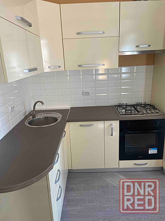 Сдам 1-комнатную квартиру-студию, с ремонтом, мебелью и техникой Донецк - изображение 1