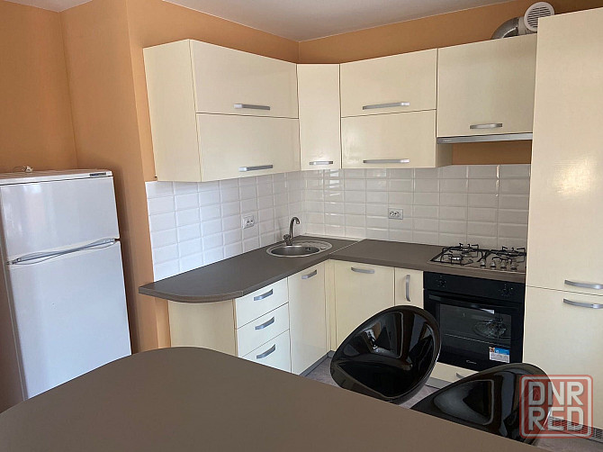 Сдам 1-комнатную квартиру-студию, с ремонтом, мебелью и техникой Донецк - изображение 2