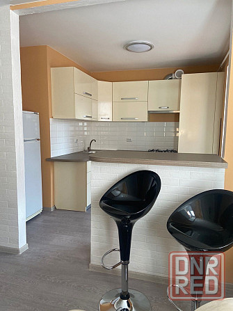 Сдам 1-комнатную квартиру-студию, с ремонтом, мебелью и техникой Донецк - изображение 3