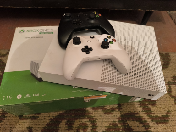 Продам Xbox One S на 1TB Донецк
