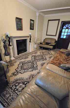 продаю 3х ком кв с каминным залом просторной кухней, французским балконом, мебелью и техникой Донецк