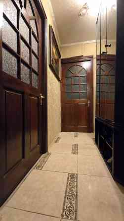 продаю 3х ком кв с каминным залом просторной кухней, французским балконом, мебелью и техникой Донецк