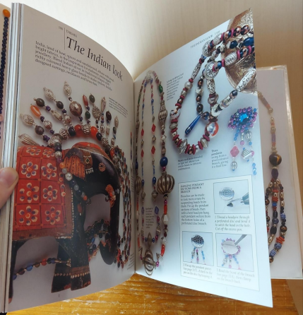 Книга о бисера и бусинах (язык издания английский). Донецк