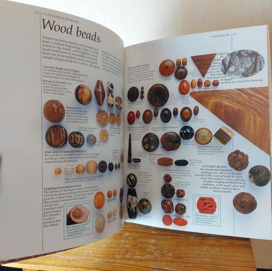 Книга о бисера и бусинах (язык издания английский). Донецк