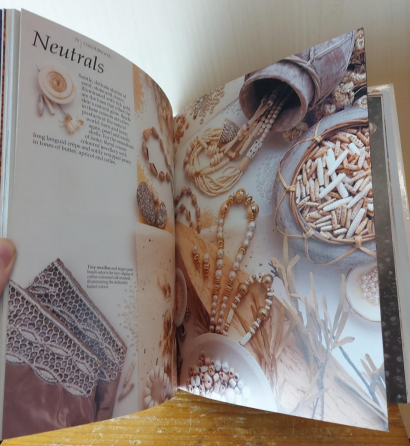 Книга о бисера и бусинах (язык издания английский). Донецк