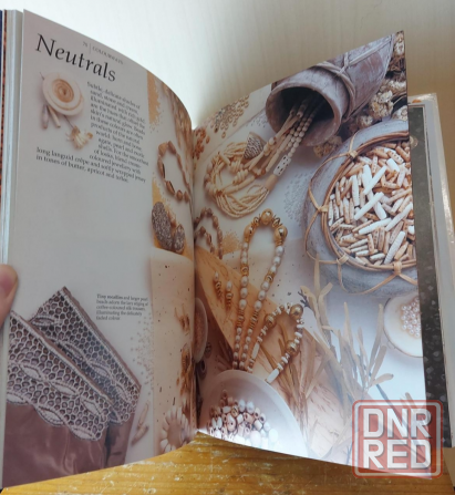 Книга о бисера и бусинах (язык издания английский). Донецк - изображение 3