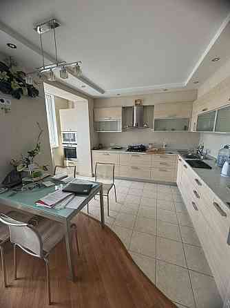 Продаётся светлая 4-комнатная квартира в районе Донецк Сити Донецк