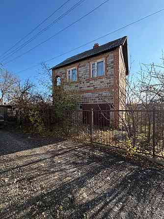 Продается с гаражом трёххкомнатный двухэтажный дом в селе Андреевка Донецк