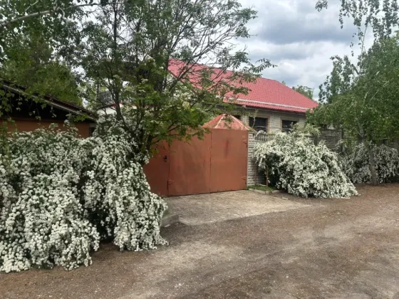 Продам дом 180 кв.м. в живописном месте, берег пруда, 15 соток. Донецк