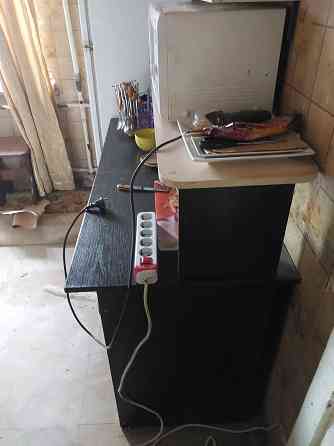 Отдам бесплатно стол и полку Донецк