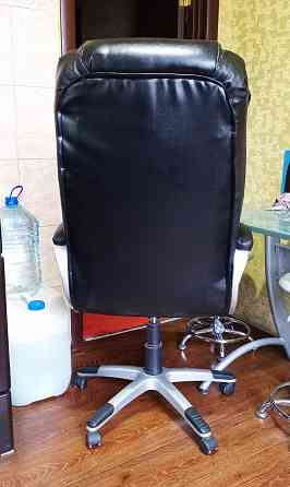 Крупное кресло. кожа. Донецк