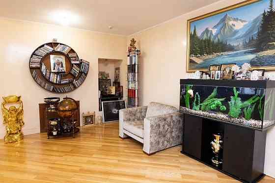 Продам свою 3-х комн. двухуровневую квартиру 203 кв.м в центре Донецка. Донецк