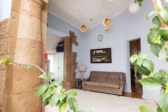 Продам свою 3-х комн. двухуровневую квартиру 203 кв.м в центре Донецка. Донецк