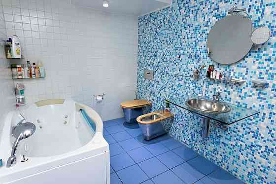 Продам свою 3-х комн. двухуровневую квартиру 203 кв.м в центре Донецка. Донецк