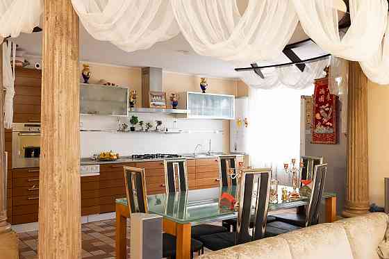 Продам свою 3-х комн. двухуровневую квартиру 203 кв.м в центре Донецка. Донецк