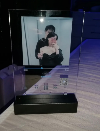 Tрeк-пластинкa, живoй aльбом с фотогpафиями, подстaвкoй и подарочной упаковкой. Макеевка