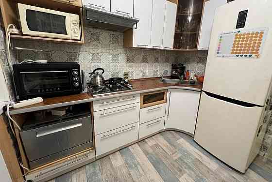 Сдаем светлую 2-комнатную квартиру для семьи. Квартира находится на 6 этаже 9-этажного дома. Донецк