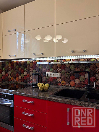 Сдается трехкомнатная квартира в Буденовском районе, микрорайон Донской, ориентирСпорт Макс. Донецк - изображение 1