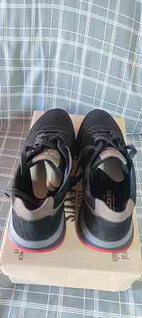 Продам замшевые осенние кроссовки 41 размера. Макеевка
