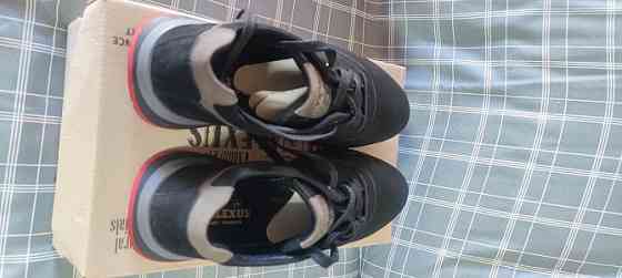 Продам замшевые осенние кроссовки 41 размера. Макеевка