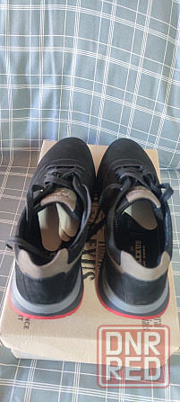 Продам замшевые осенние кроссовки 41 размера. Макеевка - изображение 1