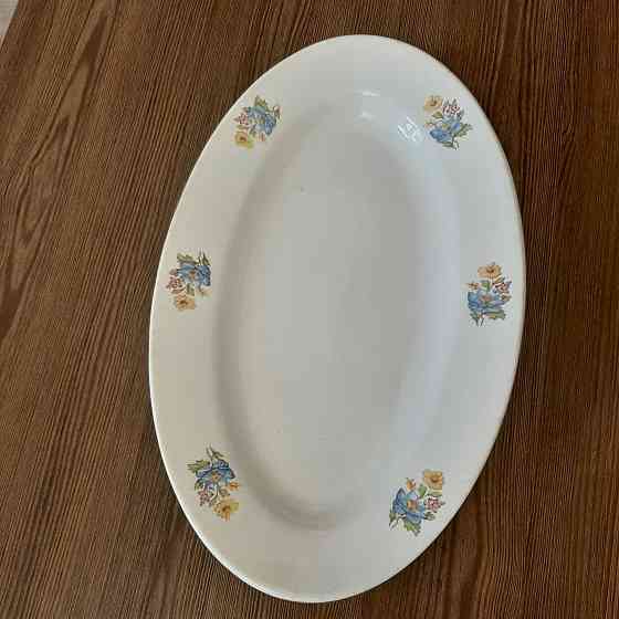 Блюдо сервировочное с лаконичным декором, фаянс, деколь, золочение, будянский фаянсовый завод Донецк