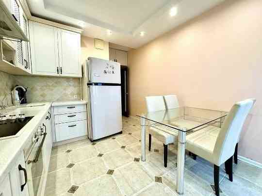 Сдаю однокомнатную квартиру в центре города. Ворошиловский р-н. Щорса 28. Донецк