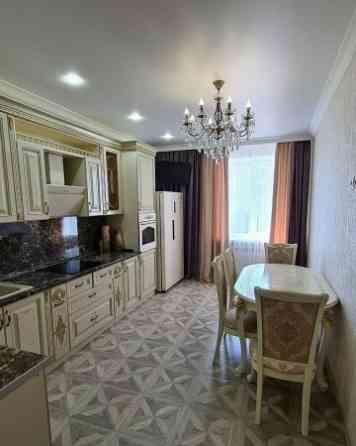 Сдается очень светлая и уютная двухкомнатная квартира в Калининском районе Донецка по адресу: улица Донецк